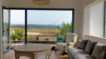 Een smart-tv, een open haard en boeken