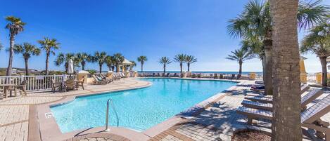 من حمّامات السباحة المغطاة