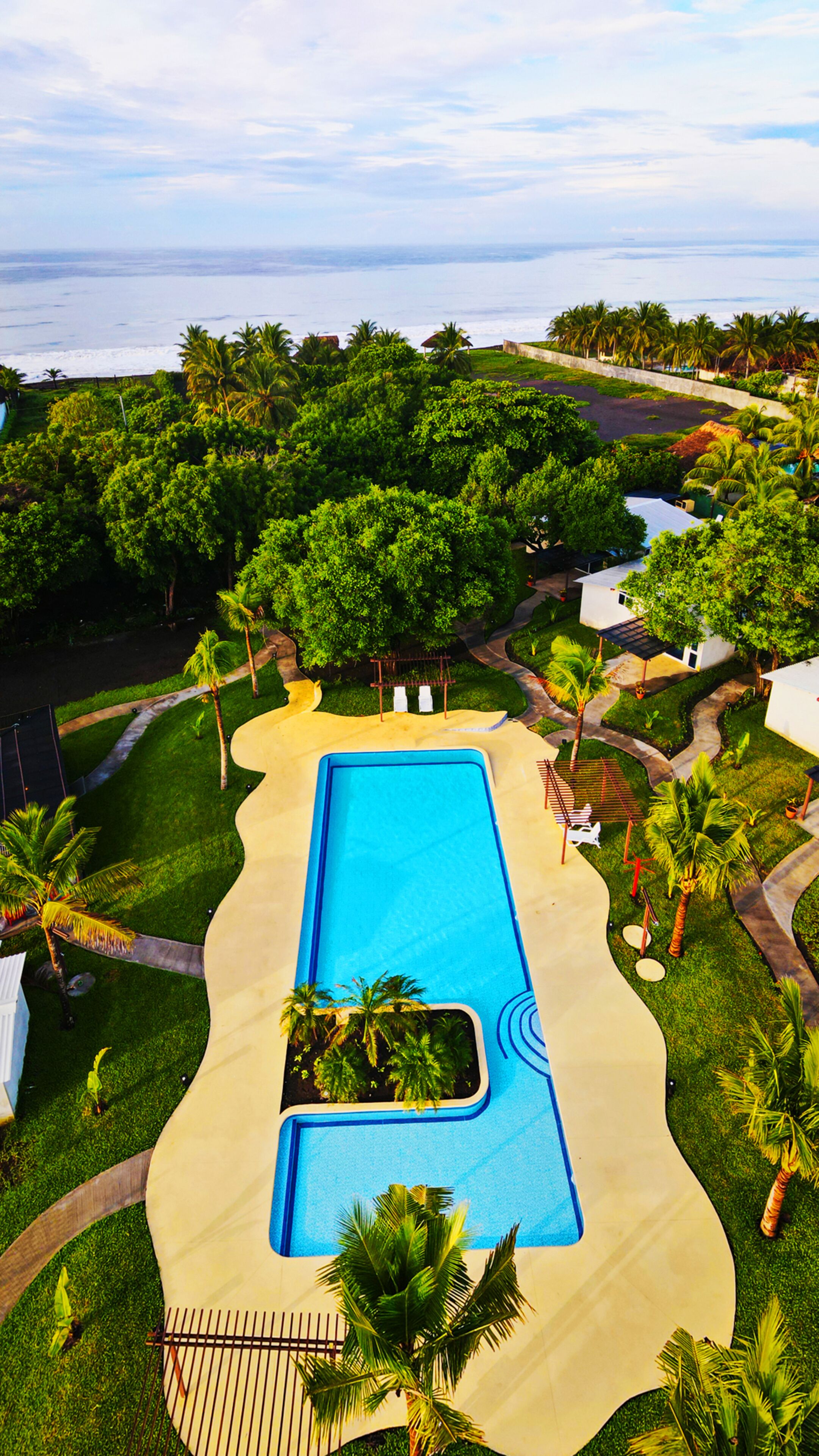 Alberca al aire libre, acceso de 08:00 a 22:30, y camastros 