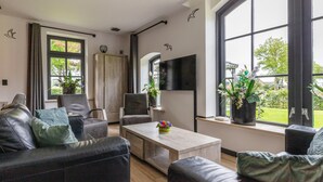 Smart TV - Cozy home in Den Ham with kitchen (Den Ham)