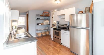 Pet Friendly Haven Near Hospital—Fast Wi-Fi