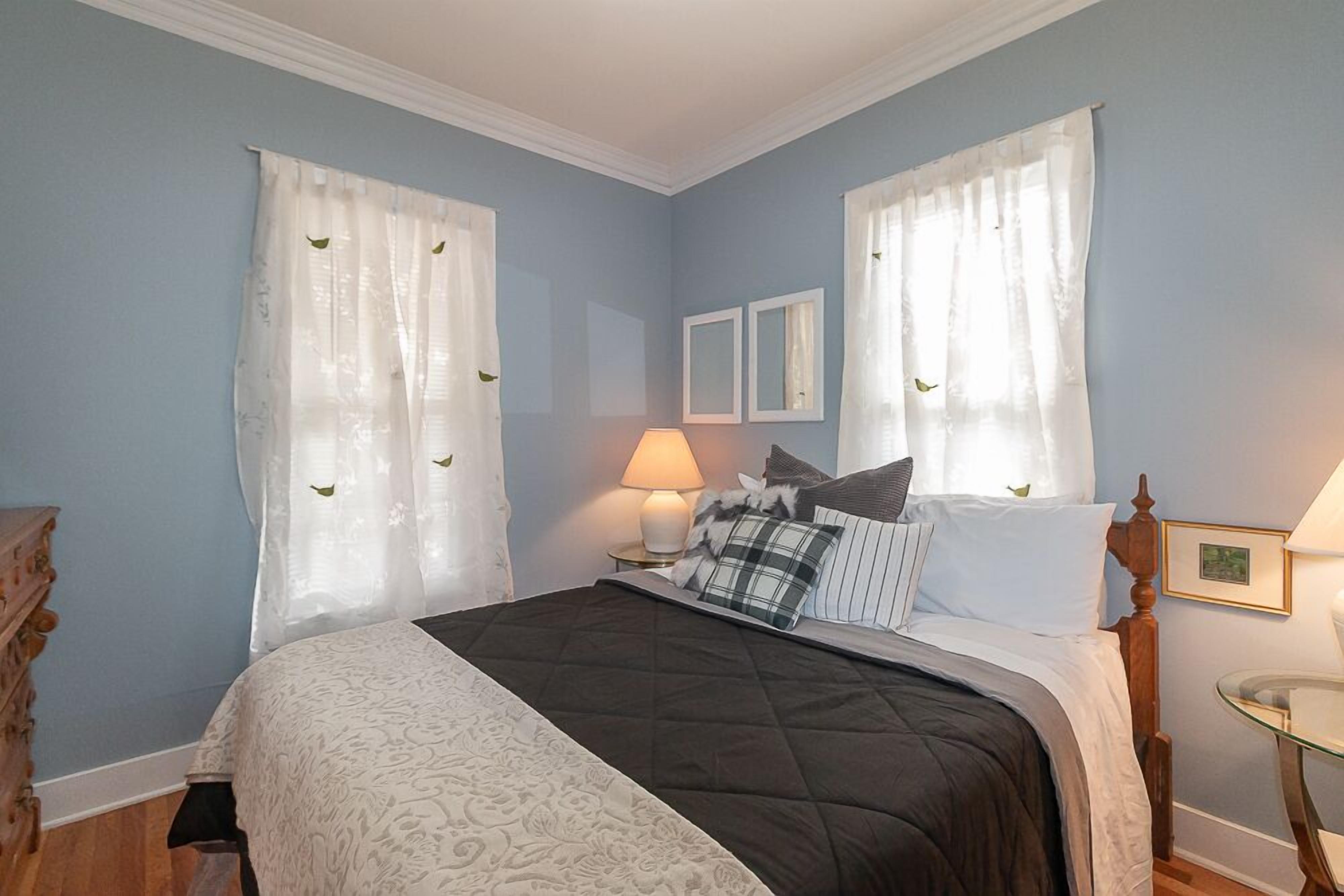 Pet Friendly Haven Near Hospital—Fast Wi-Fi