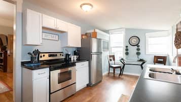 Køleskab, mikrobølgeovn, ovn, kogeplade