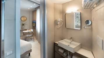 Habitación Deluxe con 1 cama matrimonial o 2 individuales | Baño | Regadera, regadera tipo lluvia, amenidades de baño gratuitas 