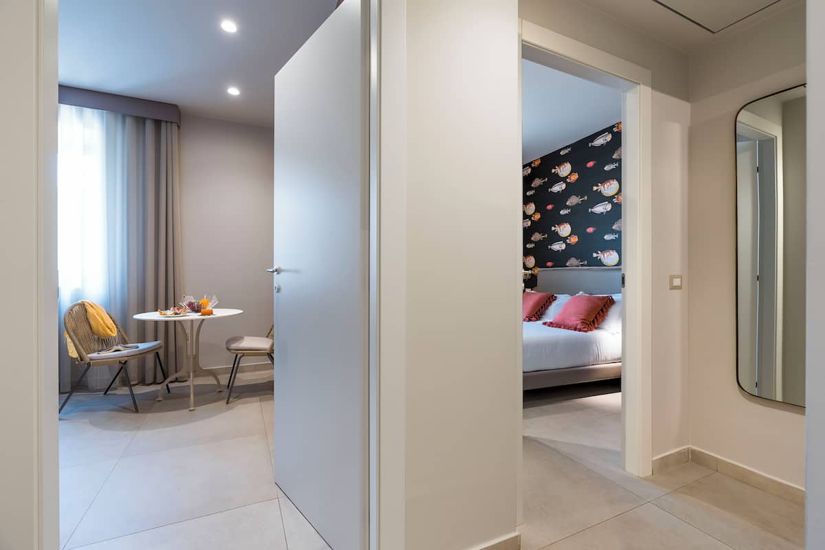 Junior suite, 2 slaapkamers | 1 slaapkamer, lakens van Egyptisch katoen, luxe beddengoed