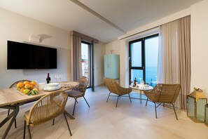 Luksusleilighet, 2 soverom, terrasse, sjøvendt | Oppholdsområde | En 43-tommers Flatskjerm-TV med digitale kanaler samt TV