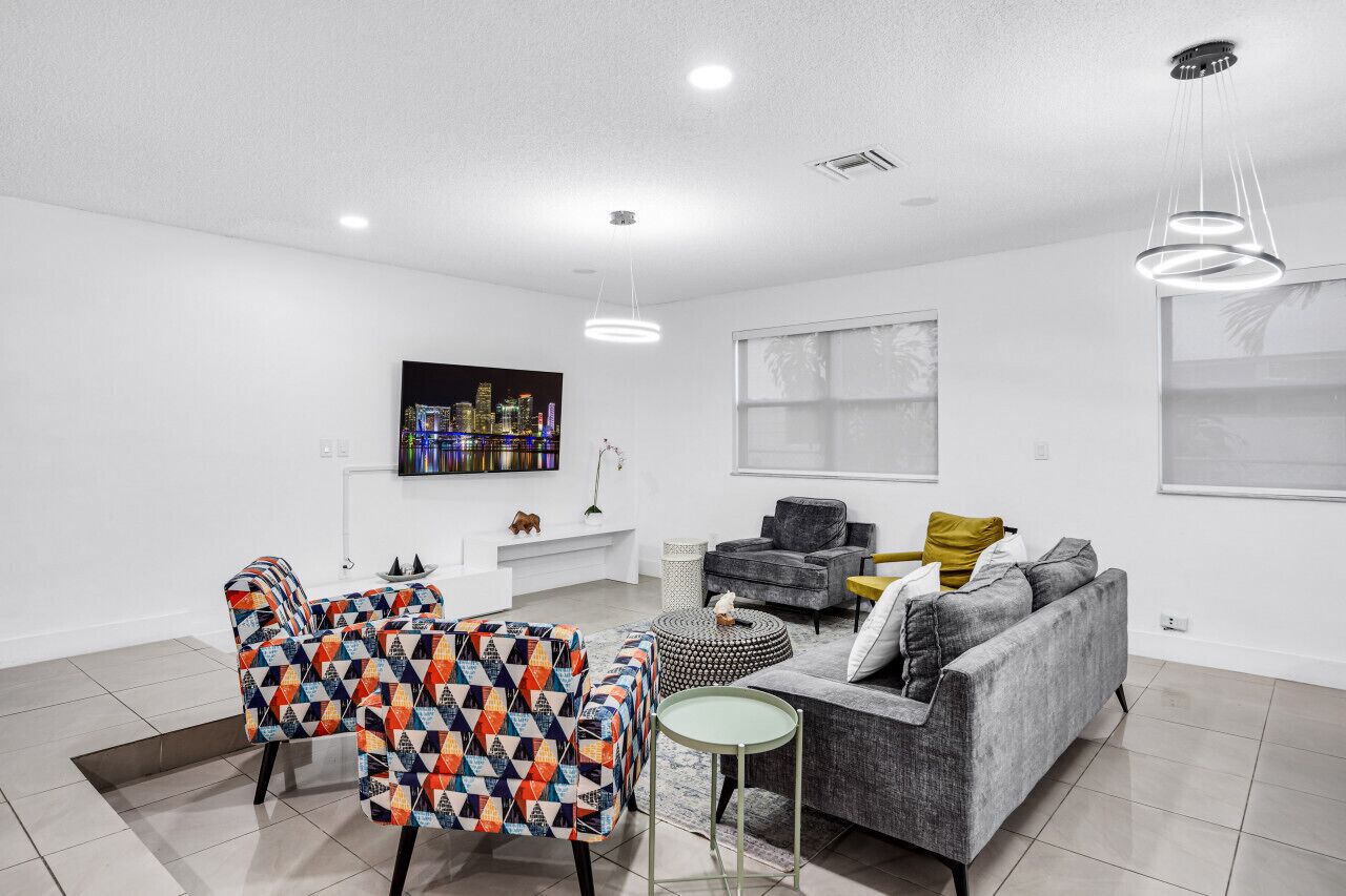 GIL 18725 · Beautiful Miami Lakefront Home