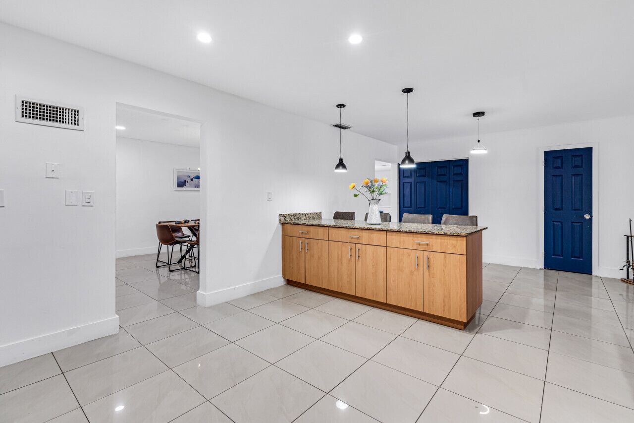 GIL 18725 · Beautiful Miami Lakefront Home