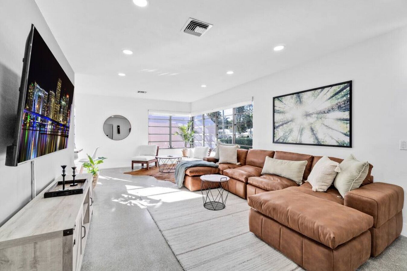 ISAAC6540 · Modern Pool Home - Great for Families.