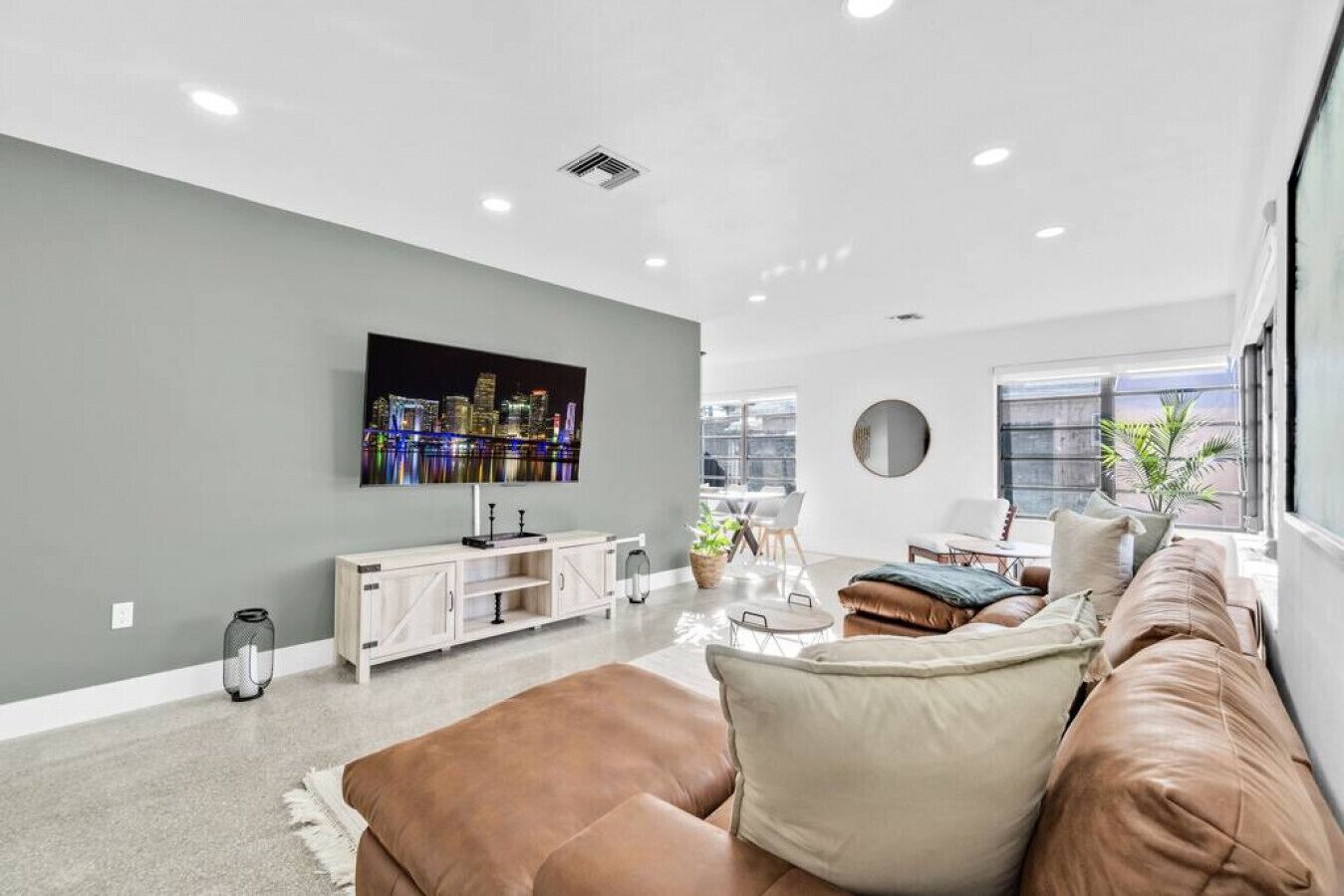 ISAAC6540 · Modern Pool Home - Great for Families.