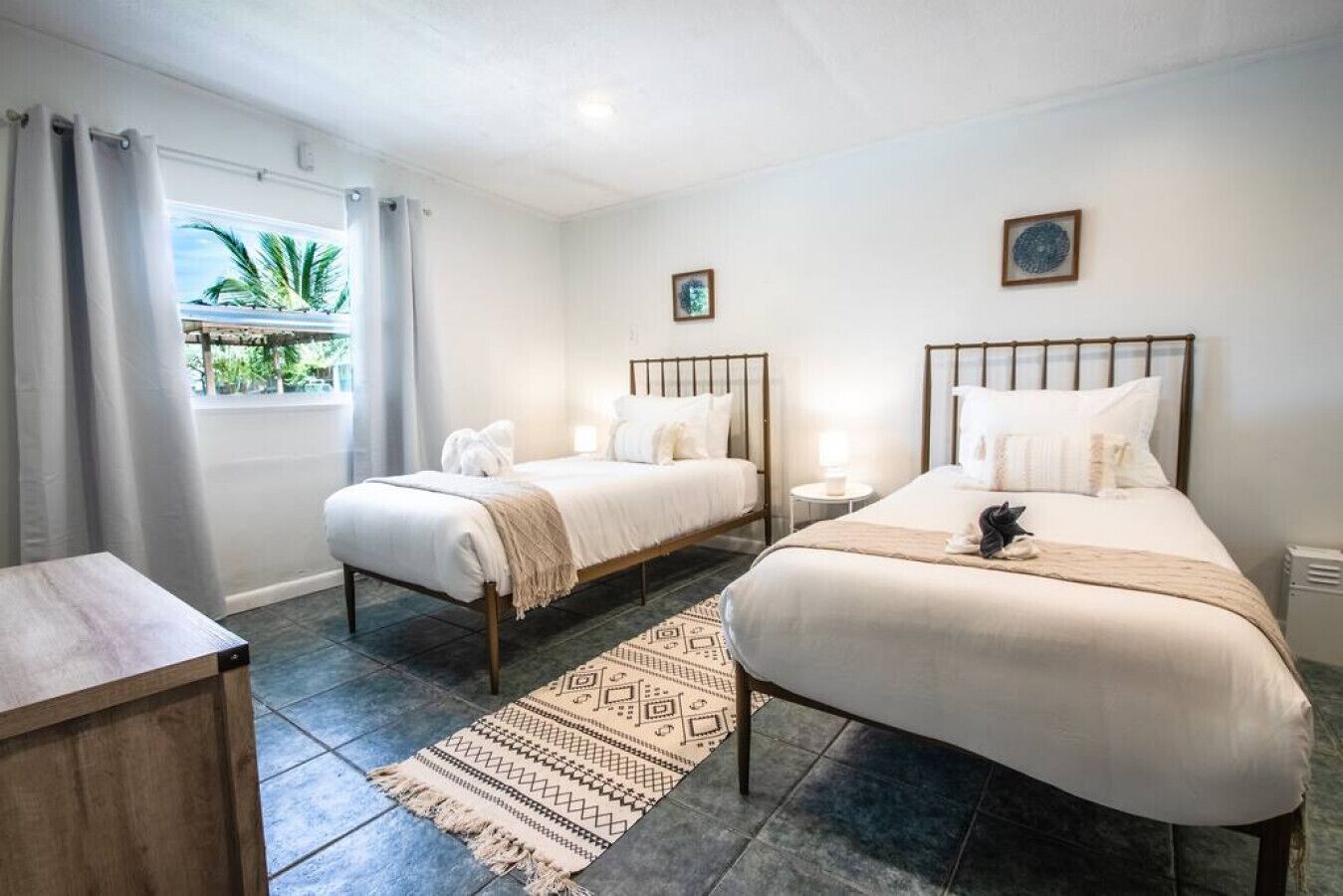 Gil 19720 NE 26th Ave · Stunning Lakefront Miami Pool House -Aventura Mall