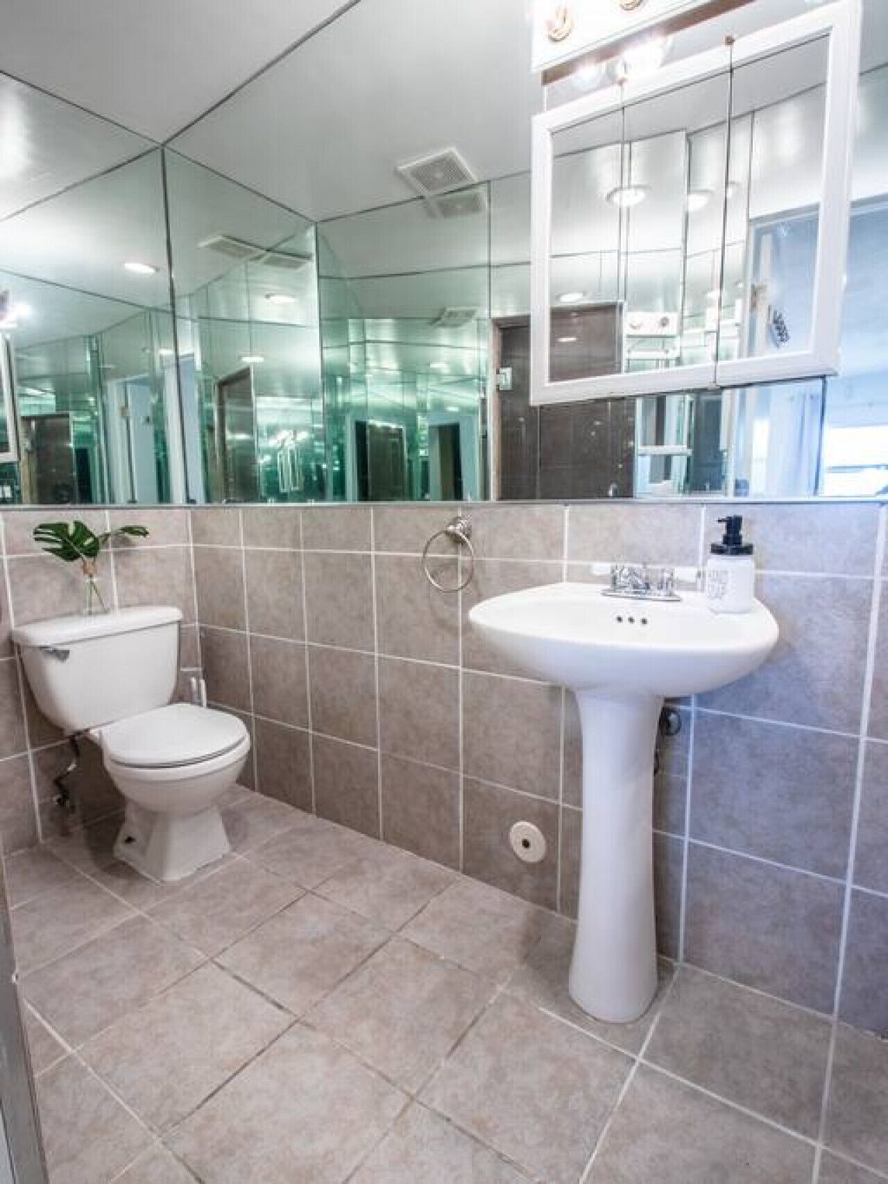 Gil 19720 NE 26th Ave · Stunning Lakefront Miami Pool House -Aventura Mall