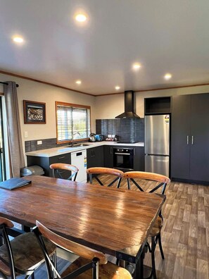 Superior Cottage | Living area - Havelock North Holiday Park  (Havelock North)