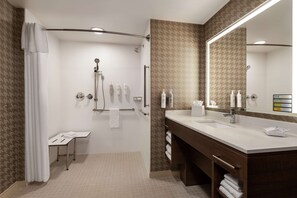Suite, 1 trÚs grand lit, accessible aux personnes à mobilité réduite (Roll-In Shower) | Douche de la salle de bain
