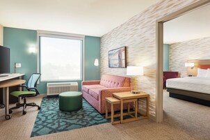 Escritorio, cortinas blackout y tabla de planchar con plancha 