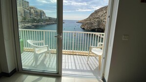 Un balcon avec vue sur la mer et les bâtiments.