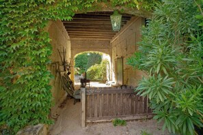 Property grounds - Large Mansion with Swimming Pool in a Pretty Village (Aigues-Vives)