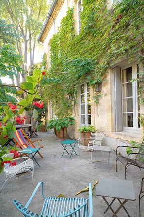 Terrace/patio - Large Mansion with Swimming Pool in a Pretty Village (Aigues-Vives)