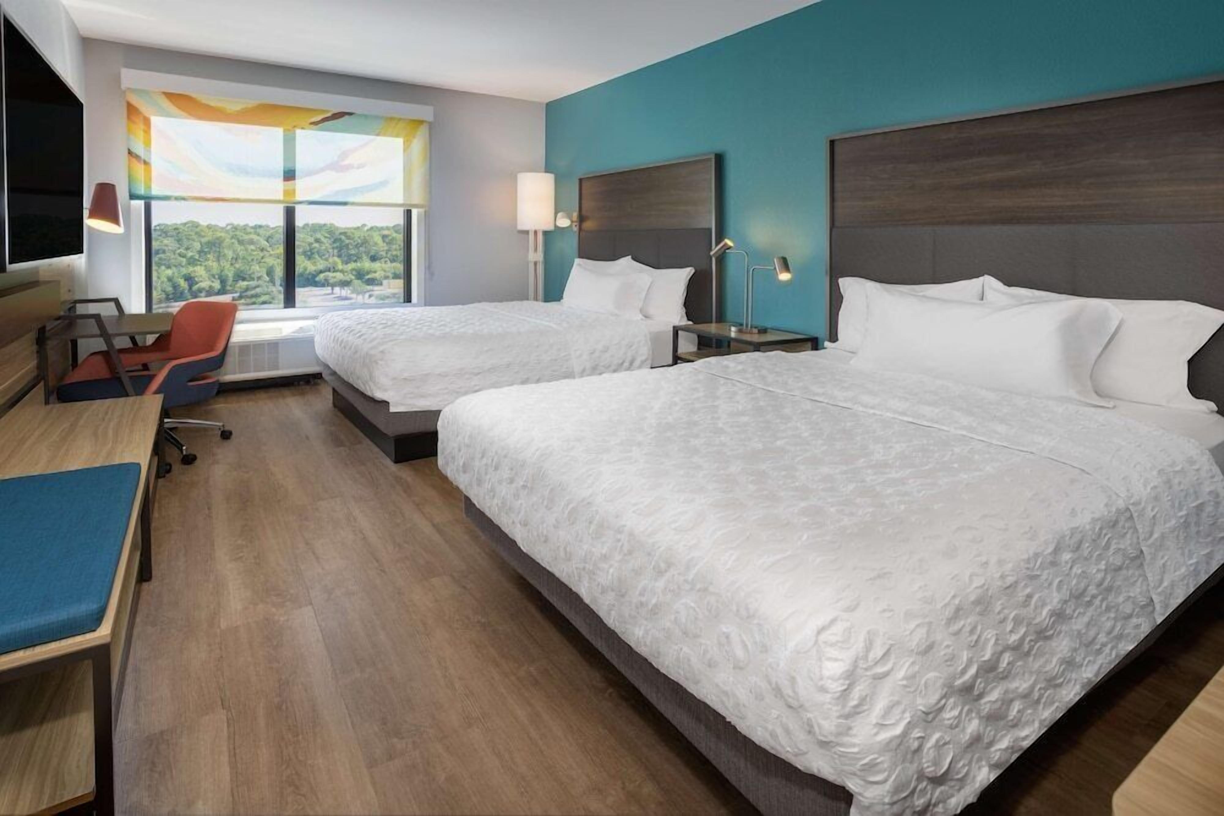 Escritorio, cortinas blackout y tabla de planchar con plancha 