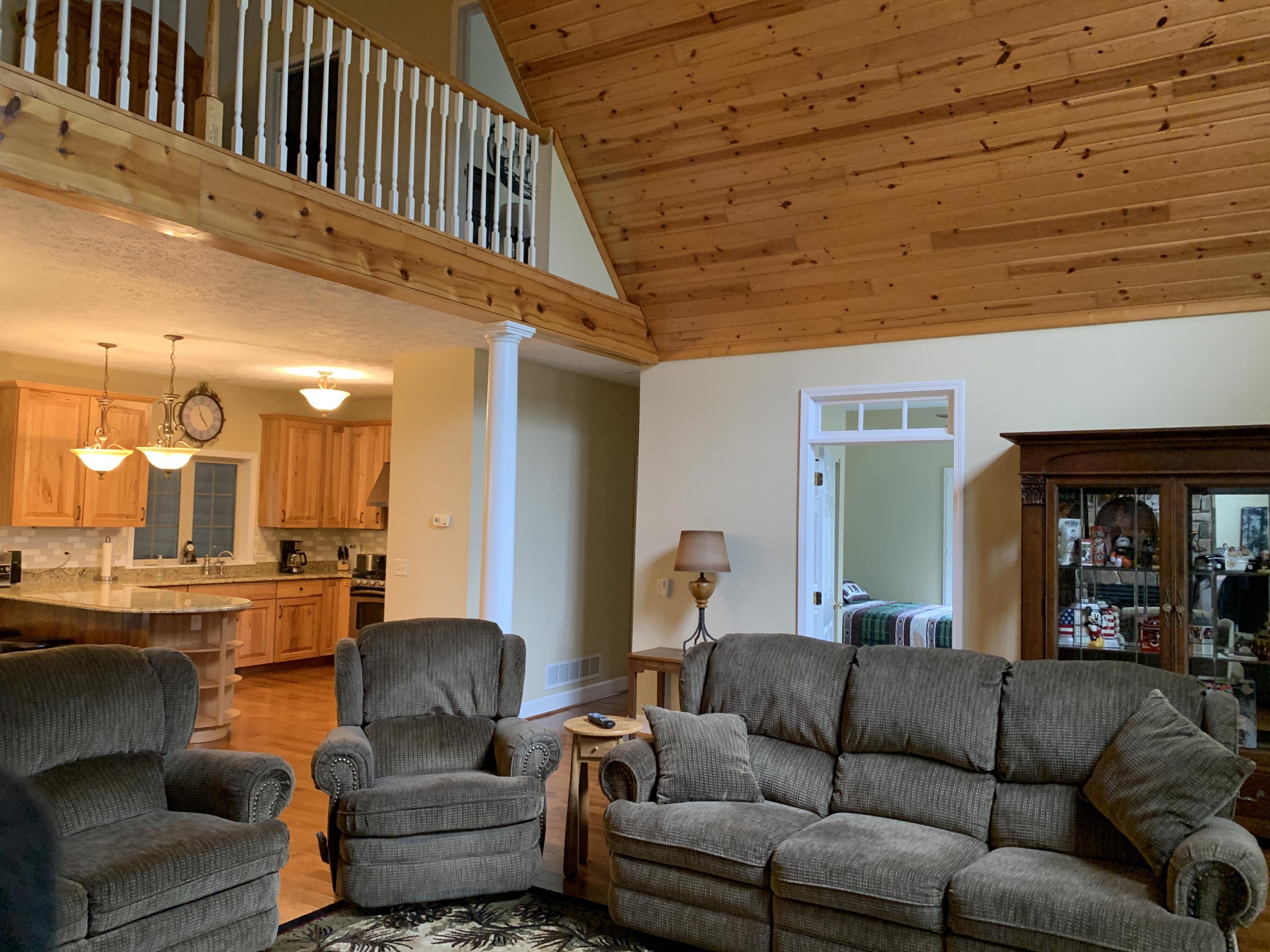 Beautiful home within walking distance to lake!