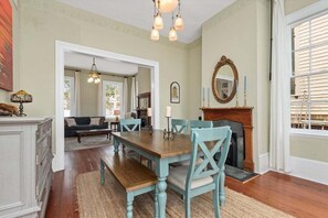 Dining - *Historic District* Hot Tub | Fire Pit (Galveston)