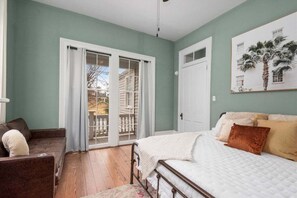 3 bedrooms, desk, iron/ironing board, free WiFi - *Historic District* Hot Tub | Fire Pit (Galveston)