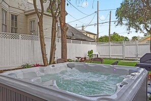 Outdoor spa tub - *Historic District* Hot Tub | Fire Pit (Galveston)