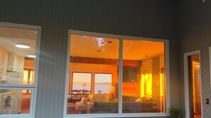 Un interior moderno con ventanas amplias, una zona de cocina y un espacio de estar.