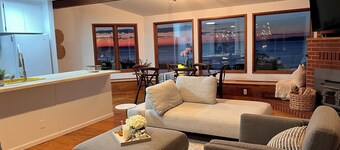 Puget Sound Retreat • Panoramic Waterfront Views • Unforgettable Sunsets