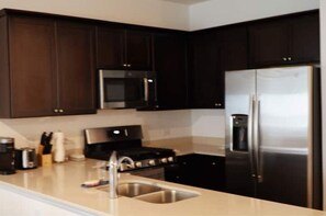 Private kitchen - 2 Bed 2 Bath, Pet Friendly 4 minutes to food/shops (Bastrop)