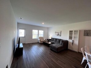 Living area - 2 Bed 2 Bath, Pet Friendly 4 minutes to food/shops (Bastrop)