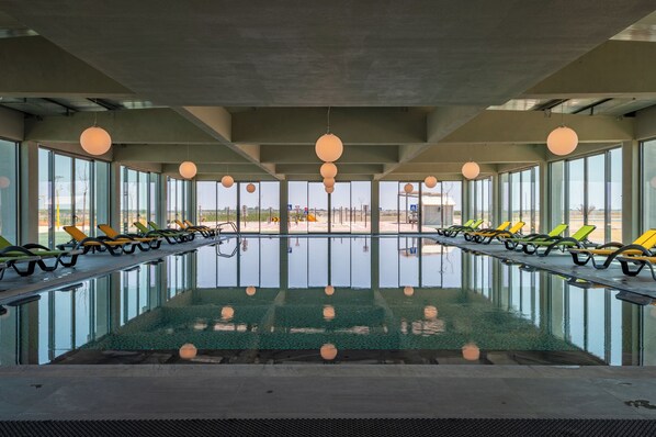 Piscine extérieure, chaises longues