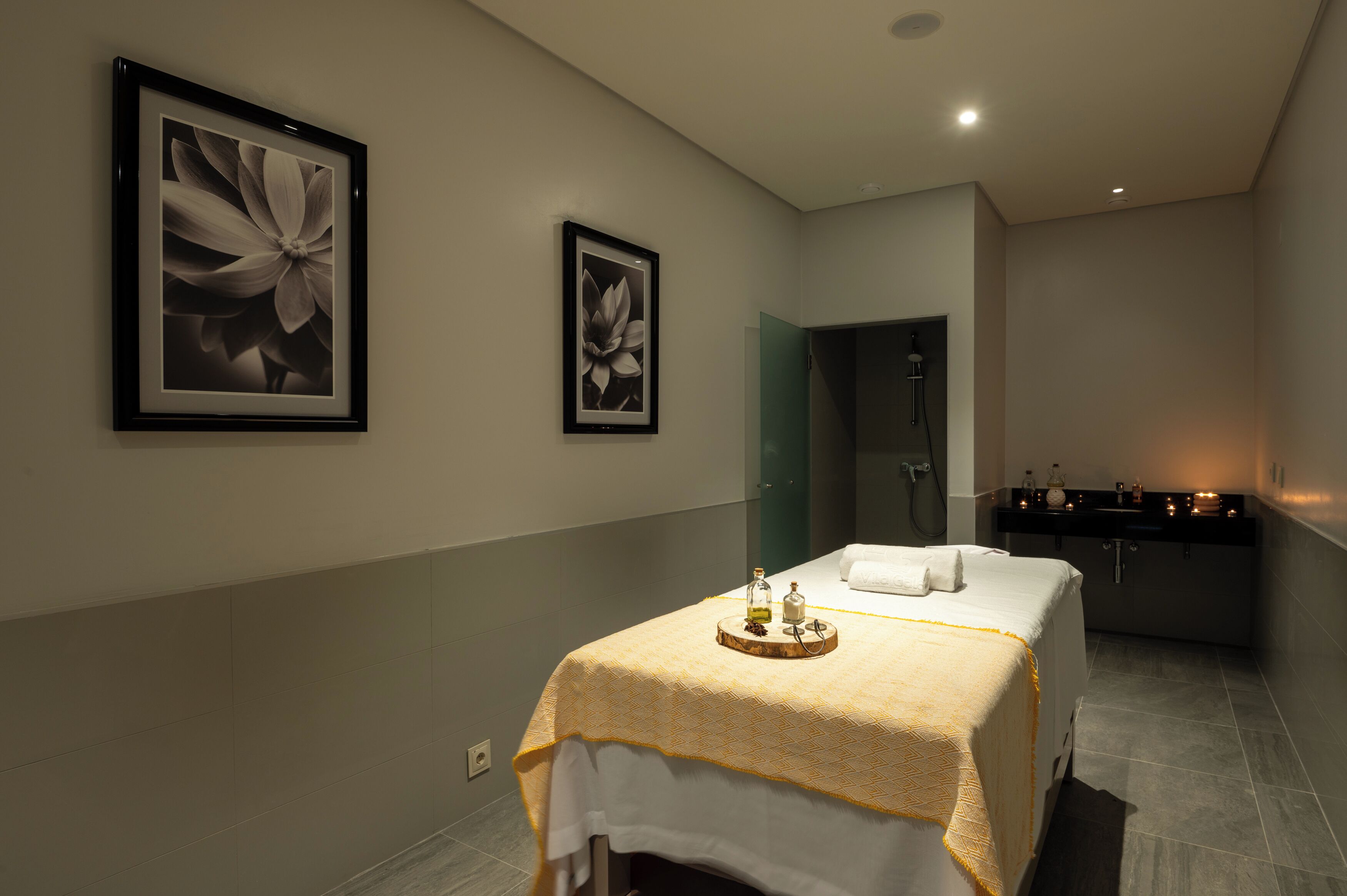 2 treatment rooms, massages