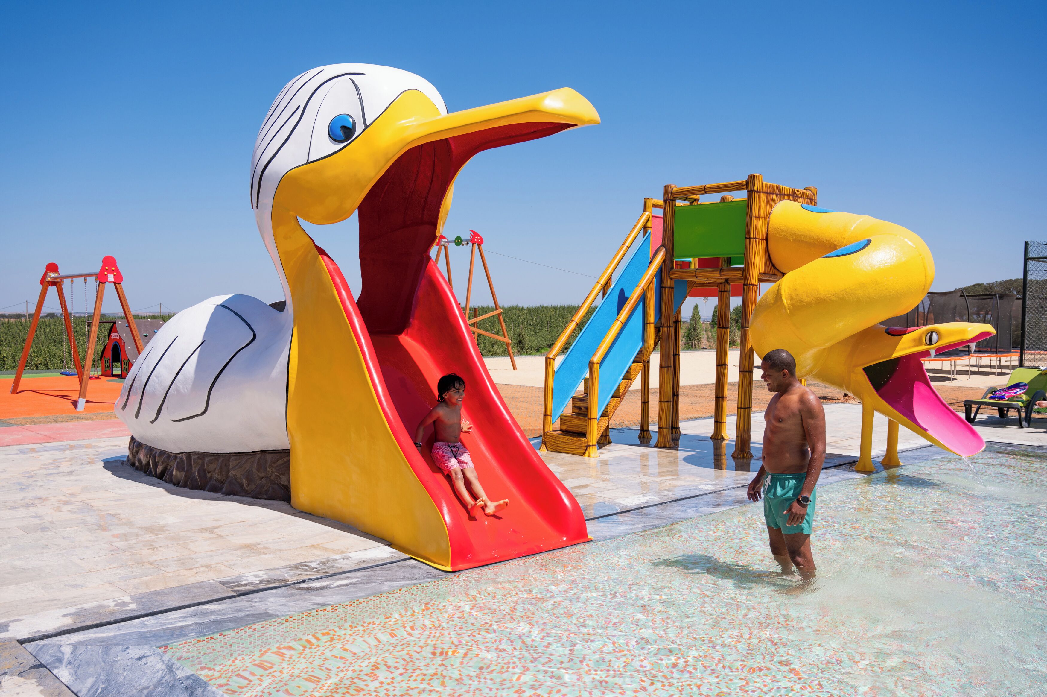 Piscina interna, piscina externa, espreguiçadeiras