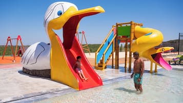 Piscina interna, piscina externa, espreguiçadeiras