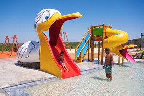 Piscina coperta, piscina all'aperto, lettini