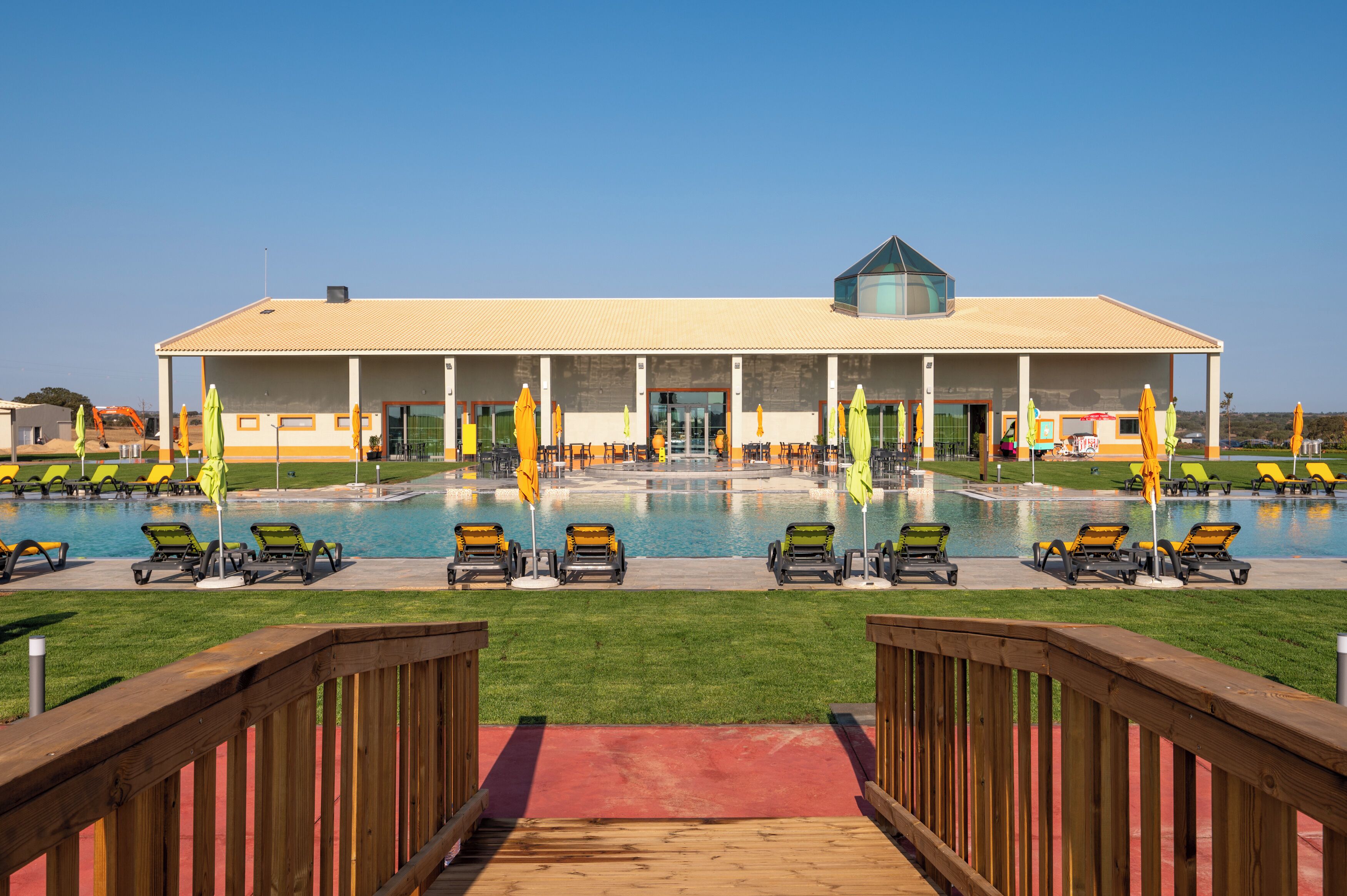 Alberca al aire libre y camastros 