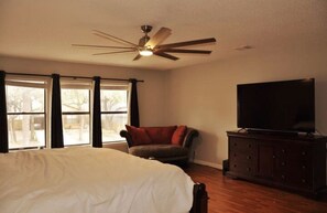 3 bedrooms, desk, iron/ironing board, free WiFi