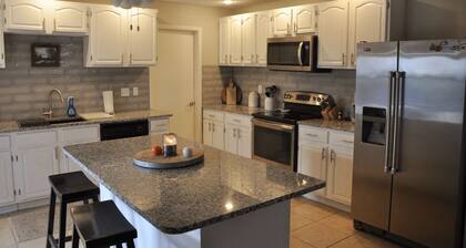 Casa Azul - entire home near UTSA, La Cantera, medical center, and 6 flags
