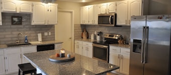 Casa Azul - entire home near UTSA, La Cantera, medical center, and 6 flags