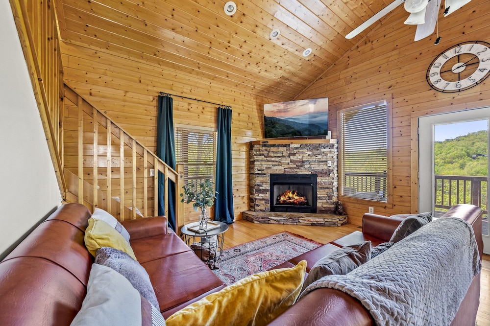 Awesome Views! Fun family game room! Hot tub! Close to GSMNP!