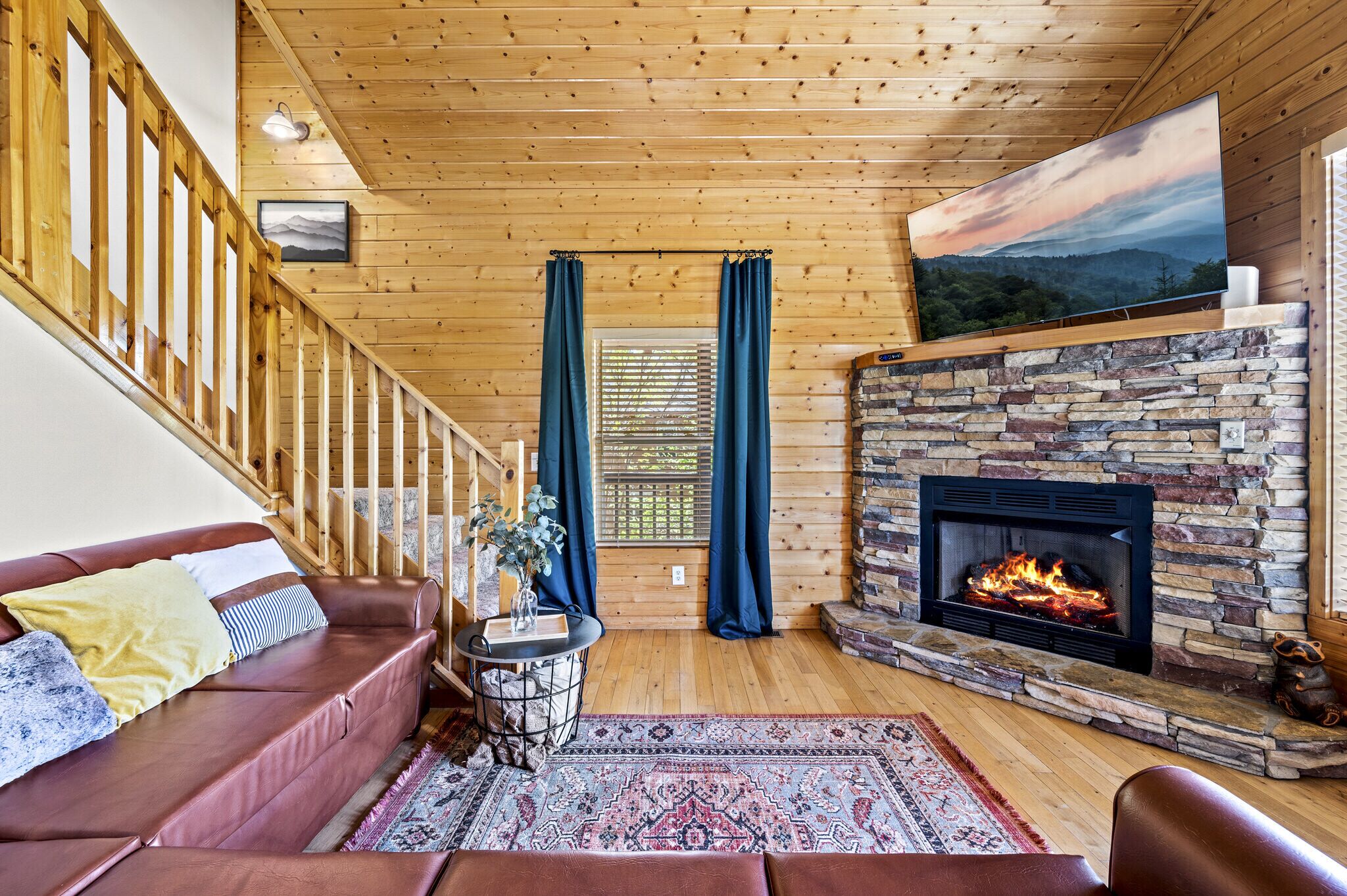 Awesome Views! Fun family game room! Hot tub! Close to GSMNP!