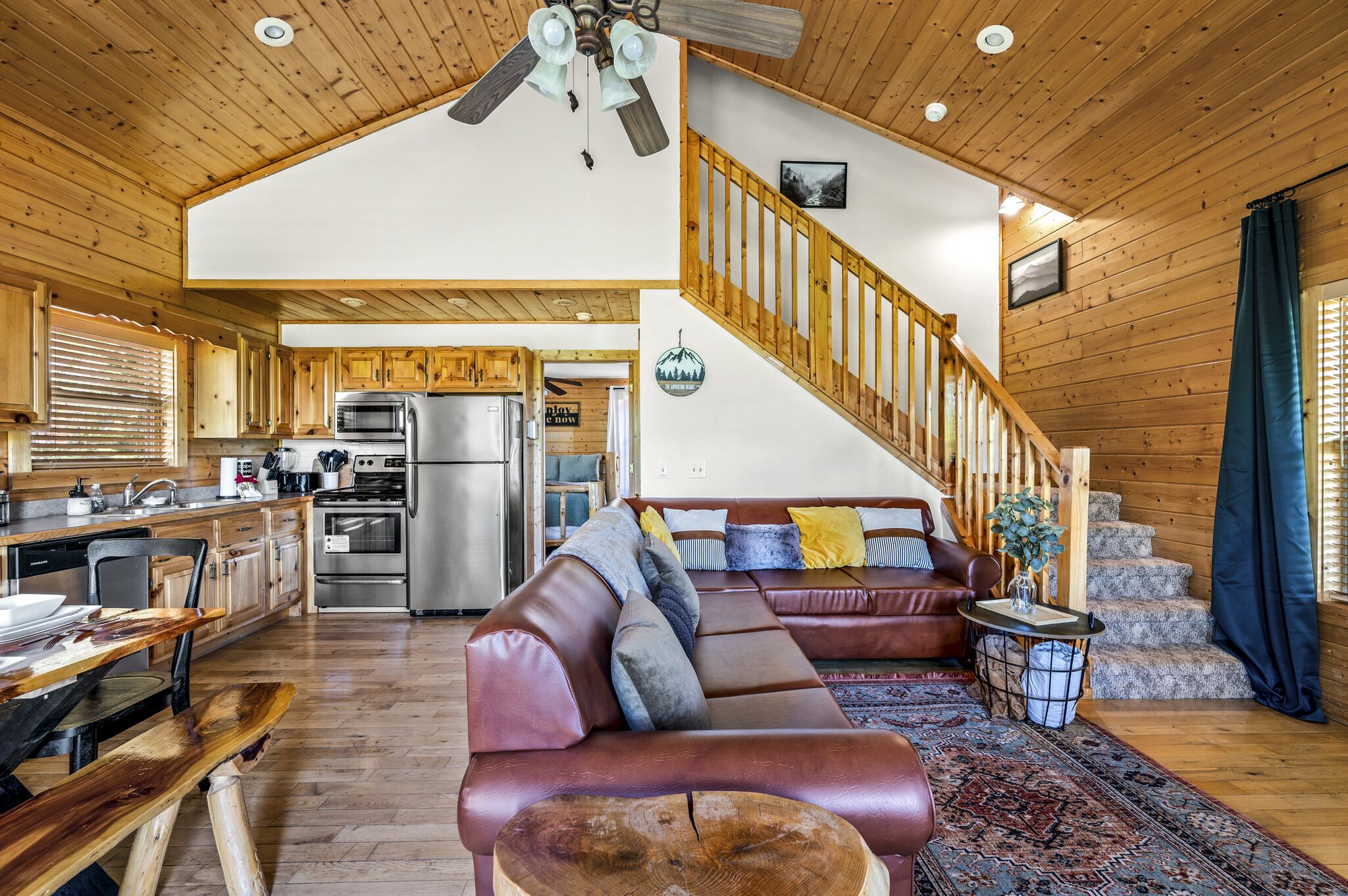 Awesome Views! Fun family game room! Hot tub! Close to GSMNP!