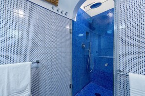 Douche, articles de toilette (gratuits), séchoir à cheveux, bidet