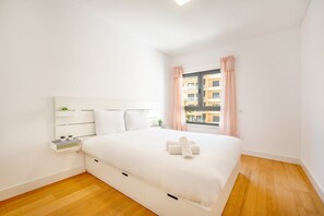 3 habitaciones, escritorio, internet y ropa de cama 