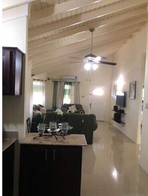 Smart-TV, DVD-Player, Tischtennisplatte