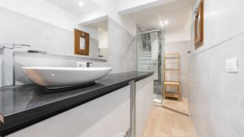 Doccia, asciugacapelli, bidet, asciugamani