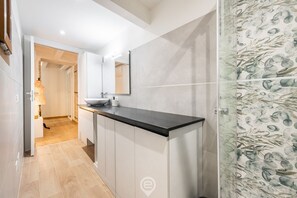 Shower, hair dryer, bidet, towels