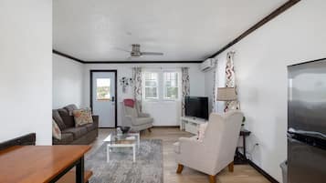 Een televisie en een kantoor