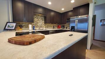 Réfrigérateur, micro-ondes, four, plaque de cuisson